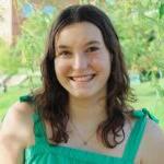Emily Rice, 24岁，澳门网上赌博平台心理学专业，照片肖像. 穿着绿色无袖连衣裙. 